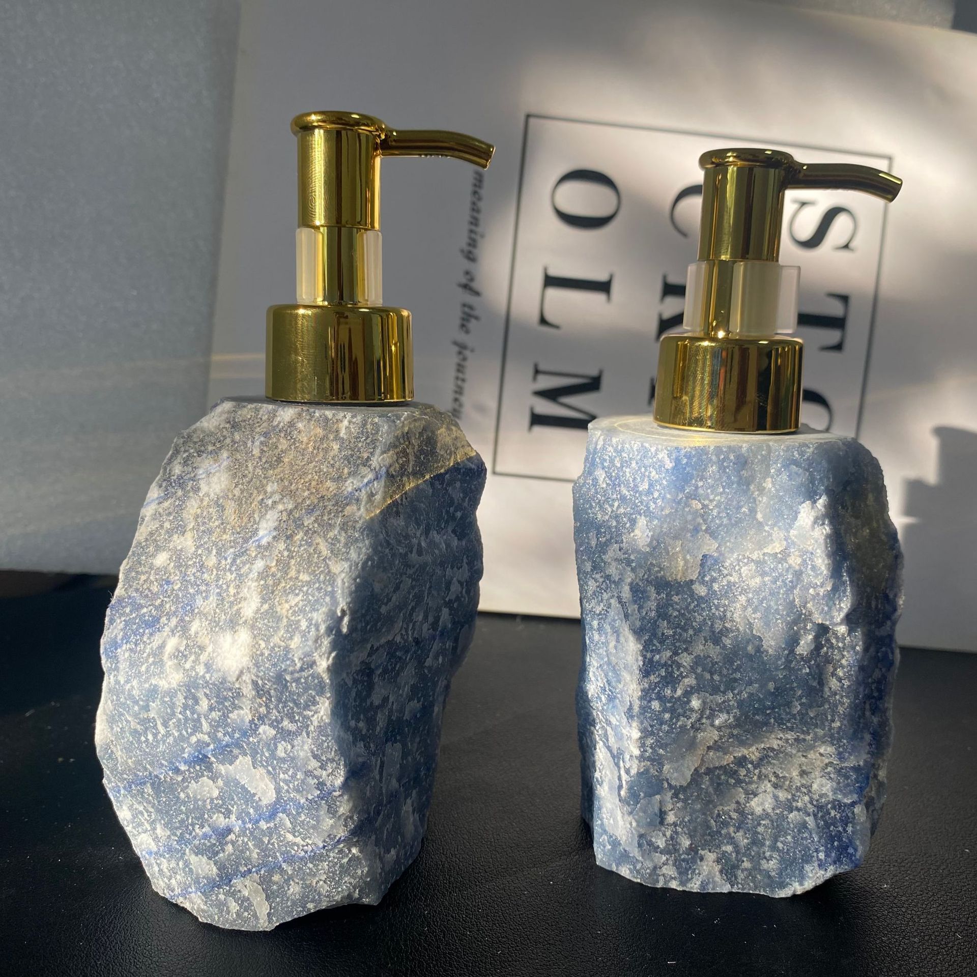 Light luxury, Nordic-style natural pink crystal press bottle — high-end jade. - 9
